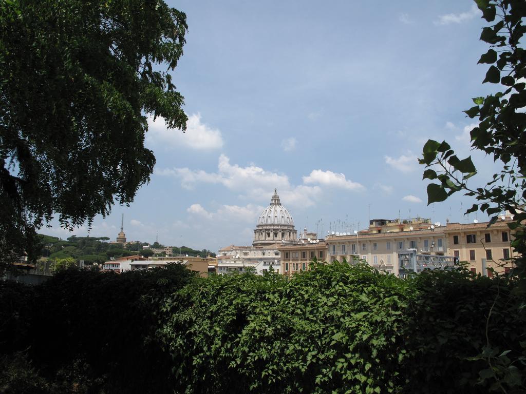 Ferrari Al Vaticano Rome Bagian luar foto